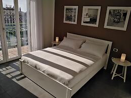 Delia Rooms & Gallery