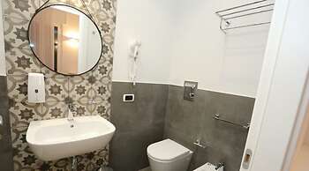 Delia Rooms & Gallery