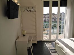 Delia Rooms & Gallery