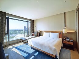 HUALUXE Nanjing Yangtze River