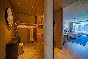 HUALUXE Nanjing Yangtze River