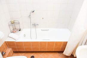 Spacious Apartment in Neos Kosmos