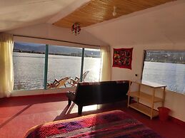Uros Quechua Lodge