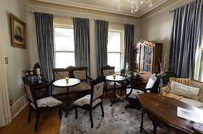 Iron Amethyst Inn   Boutique Hotel