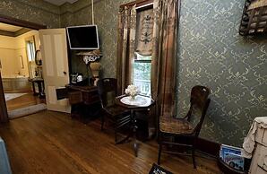 Iron Amethyst Inn   Boutique Hotel