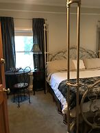 Iron Amethyst Inn   Boutique Hotel