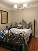 Iron Amethyst Inn   Boutique Hotel