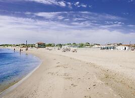 Tidy Chalet with Terrace near Sea