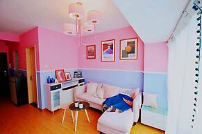 Avatar Gallery Large Queen Bed & High Rise View