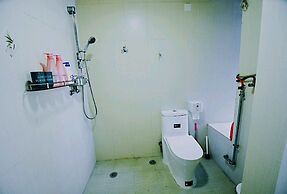 Avatar Gallery Large Queen Bed & High Rise View