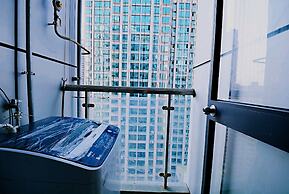 Avatar Fireworks Queen Bed Studio in Center Futian