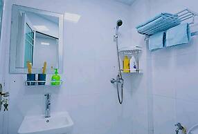 Avatar Fireworks Queen Bed Studio in Center Futian