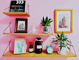 Avatar Fireworks Queen Bed Studio in Center Futian