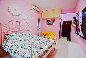 Avatar Fireworks Queen Bed Studio in Center Futian