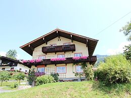 Huge Holiday Home in Hopfgarten im Brixental near Ski Lift