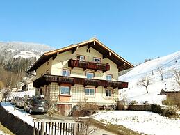 Huge Holiday Home in Hopfgarten im Brixental near Ski Lift