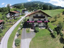 Huge Holiday Home in Hopfgarten im Brixental near Ski Lift