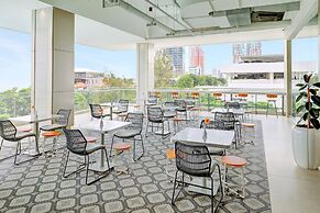 HARRIS Hotel & Conventions Bundaran Satelit Surabaya