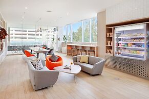 HARRIS Hotel & Conventions Bundaran Satelit Surabaya