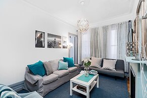 Perfectly Located near Restaurants, Shops, & Sites