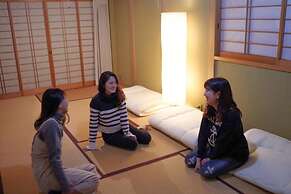 Ini Kobe Hostel & Cafe Bar