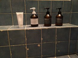 Ini Kobe Hostel & Cafe Bar