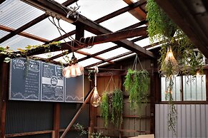 Ini Kobe Hostel & Cafe Bar