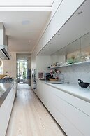 Blythe Road by Onefinestay