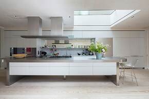 Blythe Road by Onefinestay