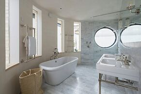 Blythe Road by Onefinestay