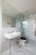 Blythe Road by Onefinestay