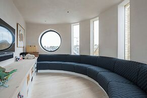 Blythe Road by Onefinestay