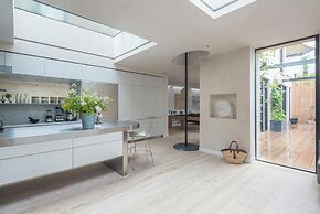 Blythe Road by Onefinestay