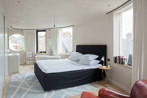 Blythe Road by Onefinestay