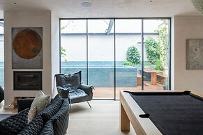 Blythe Road by Onefinestay