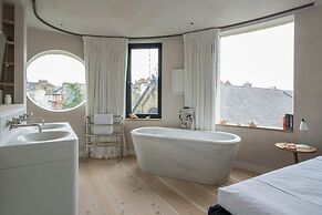 Blythe Road by Onefinestay