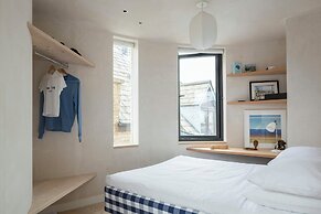 Blythe Road by Onefinestay