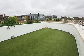 Blythe Road by Onefinestay