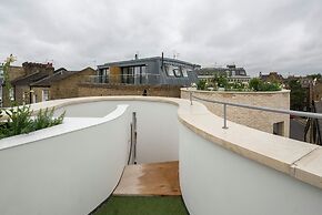 Blythe Road by Onefinestay