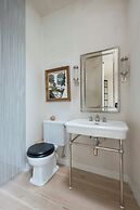 Blythe Road by Onefinestay