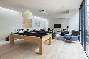 Blythe Road by Onefinestay