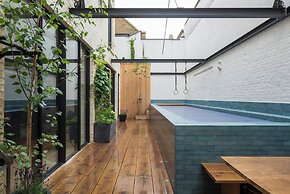 Blythe Road by Onefinestay