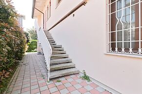 Santa Rita Roomy Apartment