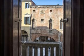 Piazza dei Frutti Flat