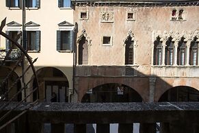 Piazza dei Frutti Flat