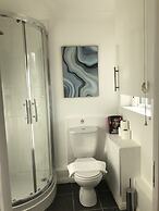 Fountain View 1BR Flat-Free Parking