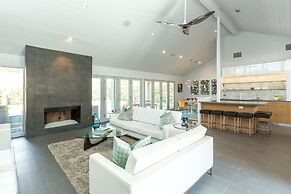 Tranquilo 3 Bedroom Home by RedAwning