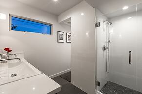 Tranquilo 3 Bedroom Home by RedAwning