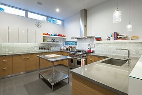 Tranquilo 3 Bedroom Home by RedAwning