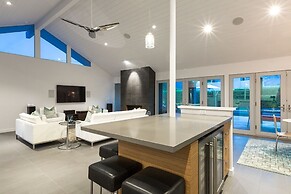 Tranquilo 3 Bedroom Home by RedAwning